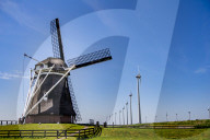 NEWS -  Tradition und Moderne: Windmühlen und Winkraftanlagen in den Niederlanden