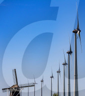 NEWS -  Tradition und Moderne: Windmühlen und Winkraftanlagen in den Niederlanden