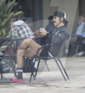 PEOPLE - Anthony Kiedis ist in Moschino-Jacke in Malibu unterwegs