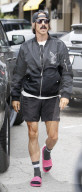 PEOPLE - Anthony Kiedis ist in Moschino-Jacke in Malibu unterwegs