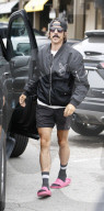 PEOPLE - Anthony Kiedis ist in Moschino-Jacke in Malibu unterwegs