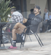 PEOPLE - Anthony Kiedis ist in Moschino-Jacke in Malibu unterwegs