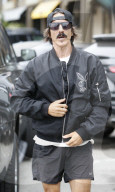 PEOPLE - Anthony Kiedis ist in Moschino-Jacke in Malibu unterwegs