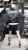PEOPLE - Anthony Kiedis ist in Moschino-Jacke in Malibu unterwegs