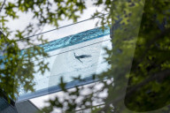 FEATURE - Badende geniessen den Sky Pool, das erste durchsichtigen Schwimmbad Ã¼ber London