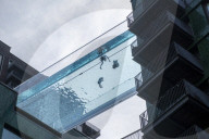 FEATURE - Badende geniessen den Sky Pool, das erste durchsichtigen Schwimmbad Ã¼ber London