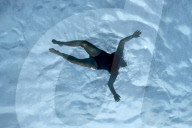 FEATURE - Badende geniessen den Sky Pool, das erste durchsichtigen Schwimmbad Ã¼ber London