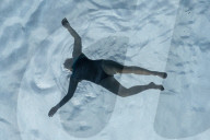 FEATURE - Badende geniessen den Sky Pool, das erste durchsichtigen Schwimmbad Ã¼ber London