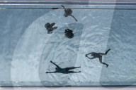 FEATURE - Badende geniessen den Sky Pool, das erste durchsichtigen Schwimmbad Ã¼ber London