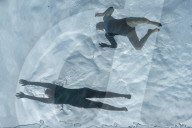 FEATURE - Badende geniessen den Sky Pool, das erste durchsichtigen Schwimmbad Ã¼ber London