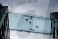FEATURE - Badende geniessen den Sky Pool, das erste durchsichtigen Schwimmbad Ã¼ber London