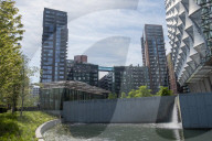 FEATURE - Badende geniessen den Sky Pool, das erste durchsichtigen Schwimmbad Ã¼ber London