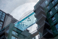 FEATURE - Badende geniessen den Sky Pool, das erste durchsichtigen Schwimmbad über London
