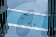 FEATURE - Badende geniessen den Sky Pool, das erste durchsichtigen Schwimmbad über London