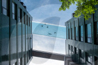 FEATURE - Badende geniessen den Sky Pool, das erste durchsichtigen Schwimmbad über London