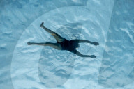 FEATURE - Badende geniessen den Sky Pool, das erste durchsichtigen Schwimmbad über London