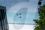 FEATURE - Badende geniessen den Sky Pool, das erste durchsichtigen Schwimmbad über London
