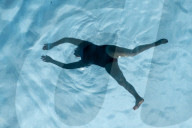 FEATURE - Badende geniessen den Sky Pool, das erste durchsichtigen Schwimmbad über London