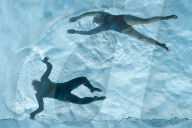 FEATURE - Badende geniessen den Sky Pool, das erste durchsichtigen Schwimmbad über London