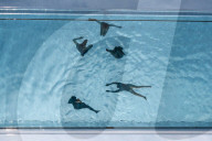 FEATURE - Badende geniessen den Sky Pool, das erste durchsichtigen Schwimmbad über London