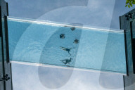 FEATURE - Badende geniessen den Sky Pool, das erste durchsichtigen Schwimmbad über London