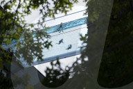 FEATURE - Badende geniessen den Sky Pool, das erste durchsichtigen Schwimmbad Ã¼ber London