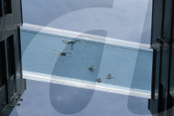 FEATURE - Badende geniessen den Sky Pool, das erste durchsichtigen Schwimmbad Ã¼ber London