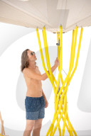 FEATURE - Hightech-Strandschirm kann mit Solarstrom Mini-Kühlschrank betreiben