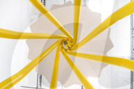 FEATURE - Hightech-Strandschirm kann mit Solarstrom Mini-Kühlschrank betreiben