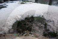 NEWS - Verschmutzt durch Waschmittel: Schaum im Marunda-Ost-Kanal, Jakarta