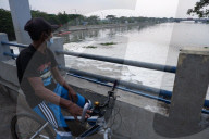 NEWS - Verschmutzt durch Waschmittel: Schaum im Marunda-Ost-Kanal, Jakarta