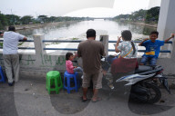 NEWS - Verschmutzt durch Waschmittel: Schaum im Marunda-Ost-Kanal, Jakarta