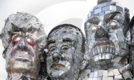 NEWS - Aus Elektroschrott: Ein G7 Mount Rushmore am Strand von Carbis Bay