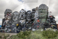 NEWS - Aus Elektroschrott: Ein G7 Mount Rushmore am Strand von Carbis Bay