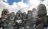 NEWS - Aus Elektroschrott: Ein G7 Mount Rushmore am Strand von Carbis Bay