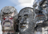 NEWS - Aus Elektroschrott: Ein G7 Mount Rushmore am Strand von Carbis Bay
