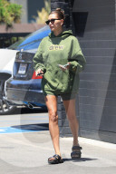 PREMIUM EXCLUSIVE Hailey Baldwin stops at XIV Karats jewelry store