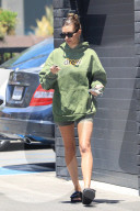 PREMIUM EXCLUSIVE Hailey Baldwin stops at XIV Karats jewelry store
