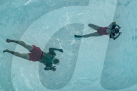 FEATURE - Bewohner und ihre Gäste baden im exklusiven Sky Pool von Embassy Gardens, London