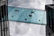 FEATURE - Bewohner und ihre Gäste baden im exklusiven Sky Pool von Embassy Gardens, London
