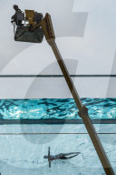 FEATURE - Bewohner und ihre Gäste baden im exklusiven Sky Pool von Embassy Gardens, London