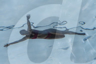 FEATURE - Bewohner und ihre Gäste baden im exklusiven Sky Pool von Embassy Gardens, London