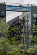 FEATURE - Bewohner und ihre Gäste baden im exklusiven Sky Pool von Embassy Gardens, London