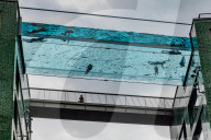 FEATURE - Bewohner und ihre Gäste baden im exklusiven Sky Pool von Embassy Gardens, London