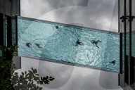 FEATURE - Bewohner und ihre Gäste baden im exklusiven Sky Pool von Embassy Gardens, London