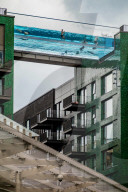 FEATURE - Bewohner und ihre Gäste baden im exklusiven Sky Pool von Embassy Gardens, London