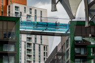 FEATURE - Bewohner und ihre Gäste baden im exklusiven Sky Pool von Embassy Gardens, London