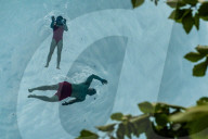 FEATURE - Bewohner und ihre Gäste baden im exklusiven Sky Pool von Embassy Gardens, London