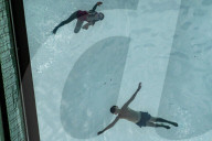 FEATURE - Bewohner und ihre Gäste baden im exklusiven Sky Pool von Embassy Gardens, London