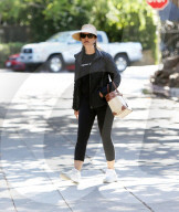 PREMIUM EXCLUSIVE Katherine And Christina Schwarzenegger Play Tennis With Mom Maria Shriver